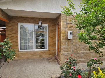 CASA DE 3 DORMITORIOS, 1 BAÑO, AMPLIO PATIO. A 3 CUADRAS DE AV. VALPARAÍSO, PARADERO 12