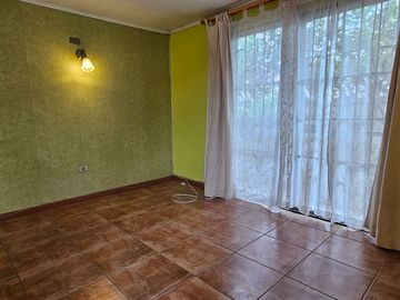 CASA DE 3 DORMITORIOS, 1 BAÑO, AMPLIO PATIO. A 3 CUADRAS DE AV. VALPARAÍSO, PARADERO 12