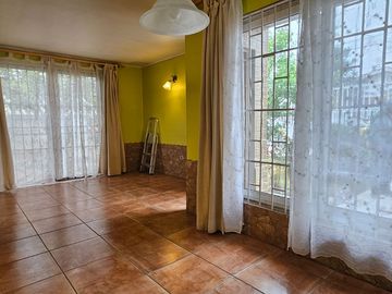 CASA DE 3 DORMITORIOS, 1 BAÑO, AMPLIO PATIO. A 3 CUADRAS DE AV. VALPARAÍSO, PARADERO 12