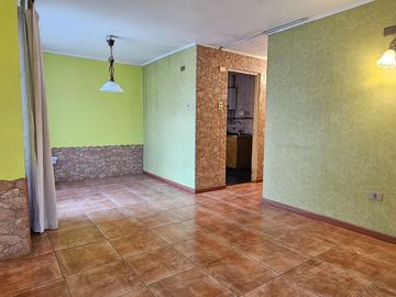 CASA DE 3 DORMITORIOS, 1 BAÑO, AMPLIO PATIO. A 3 CUADRAS DE AV. VALPARAÍSO, PARADERO 12