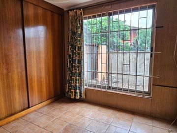 CASA DE 3 DORMITORIOS, 1 BAÑO, AMPLIO PATIO. A 3 CUADRAS DE AV. VALPARAÍSO, PARADERO 12