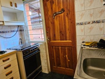 CASA DE 3 DORMITORIOS, 1 BAÑO, AMPLIO PATIO. A 3 CUADRAS DE AV. VALPARAÍSO, PARADERO 12