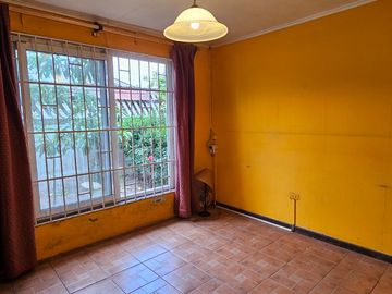 CASA DE 3 DORMITORIOS, 1 BAÑO, AMPLIO PATIO. A 3 CUADRAS DE AV. VALPARAÍSO, PARADERO 12