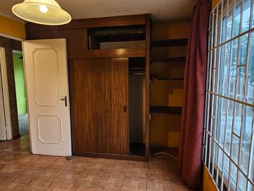 CASA DE 3 DORMITORIOS, 1 BAÑO, AMPLIO PATIO. A 3 CUADRAS DE AV. VALPARAÍSO, PARADERO 12
