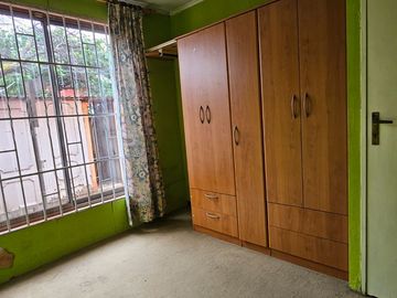 CASA DE 3 DORMITORIOS, 1 BAÑO, AMPLIO PATIO. A 3 CUADRAS DE AV. VALPARAÍSO, PARADERO 12