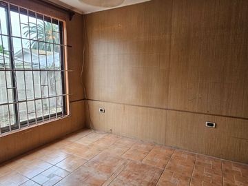 CASA DE 3 DORMITORIOS, 1 BAÑO, AMPLIO PATIO. A 3 CUADRAS DE AV. VALPARAÍSO, PARADERO 12