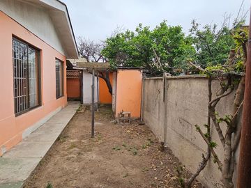 CASA DE 3 DORMITORIOS, 1 BAÑO, AMPLIO PATIO. A 3 CUADRAS DE AV. VALPARAÍSO, PARADERO 12