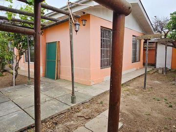 CASA DE 3 DORMITORIOS, 1 BAÑO, AMPLIO PATIO. A 3 CUADRAS DE AV. VALPARAÍSO, PARADERO 12