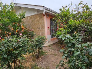 CASA DE 3 DORMITORIOS, 1 BAÑO, AMPLIO PATIO. A 3 CUADRAS DE AV. VALPARAÍSO, PARADERO 12