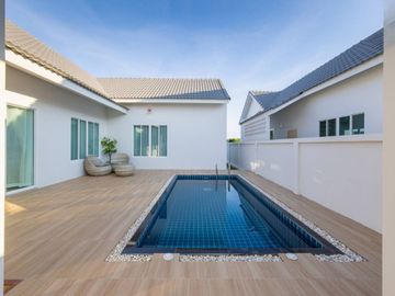 Single-Story Pool Villa in Hang Dong