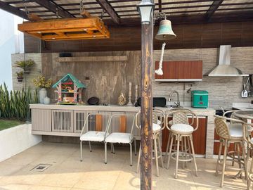 VENDO HERMOSA CASA TOTALMENTE EQUIPADA EN CEIBOS NORTE