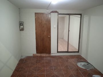 Casa pareada por ambos lados,  excelente conectividad