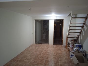 Casa pareada por ambos lados,  excelente conectividad