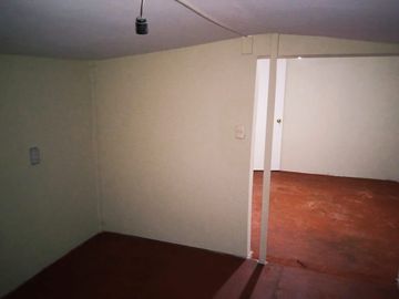 Casa pareada por ambos lados,  excelente conectividad