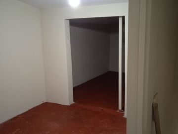 Casa pareada por ambos lados,  excelente conectividad