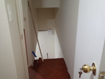Casa pareada por ambos lados,  excelente conectividad