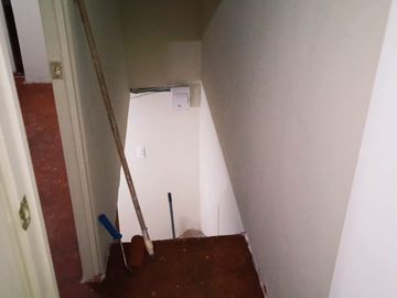 Casa pareada por ambos lados,  excelente conectividad