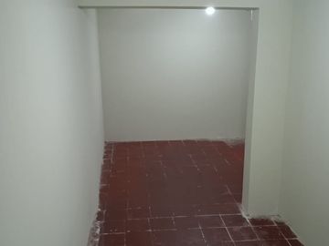 Casa pareada por ambos lados,  excelente conectividad