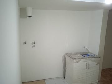 Casa pareada por ambos lados,  excelente conectividad