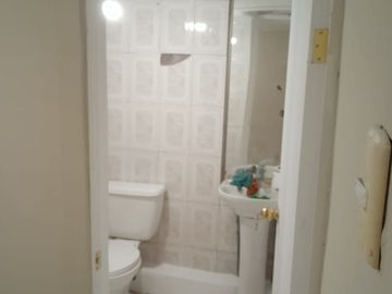 Casa pareada por ambos lados,  excelente conectividad