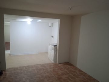 Casa pareada por ambos lados,  excelente conectividad