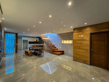 Casa en Venta con Uso de Suelo Mixto sobre Av. Justo Sierra en Guadalajara