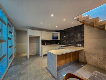 Casa en Venta con Uso de Suelo Mixto sobre Av. Justo Sierra en Guadalajara
