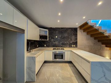 Casa en Venta con Uso de Suelo Mixto sobre Av. Justo Sierra en Guadalajara