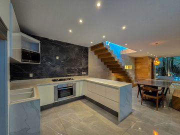 Casa en Venta con Uso de Suelo Mixto sobre Av. Justo Sierra en Guadalajara