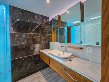 Casa en Venta con Uso de Suelo Mixto sobre Av. Justo Sierra en Guadalajara