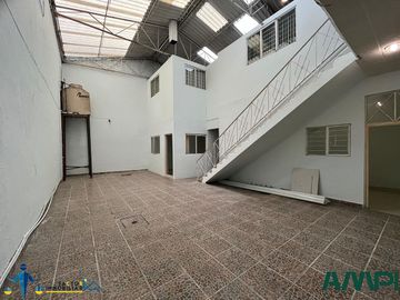Edificio para oficina con 8 cubículos en Ecatepec, EdoMex.