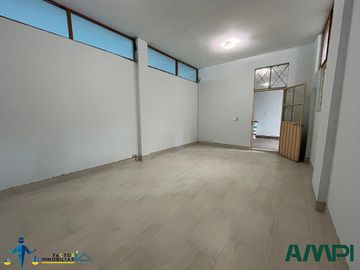 Edificio para oficina con 8 cubículos en Ecatepec, EdoMex.