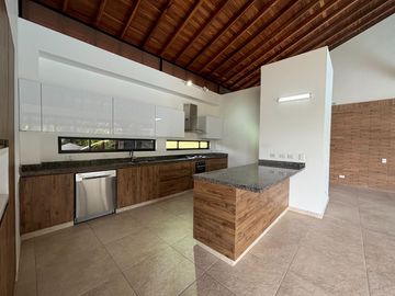 Renta Hermosa casa en Maracay
