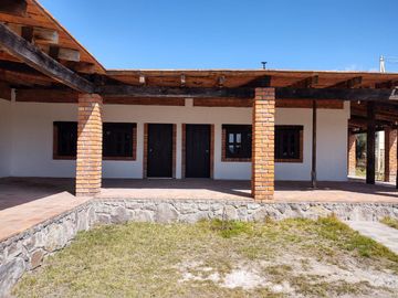 Rancho en Villa de Arriaga 8 ha, cuenta con casa con 2 recamaras con baño, cocina y comedor.