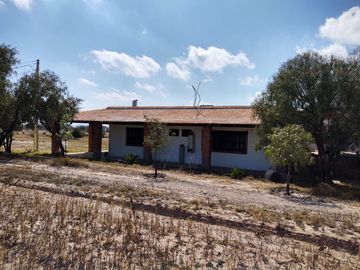 Rancho en Villa de Arriaga 8 ha, cuenta con casa con 2 recamaras con baño, cocina y comedor.