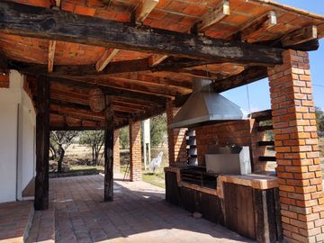 Rancho en Villa de Arriaga 8 ha, cuenta con casa con 2 recamaras con baño, cocina y comedor.