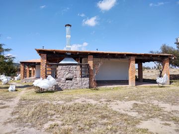 Rancho en Villa de Arriaga 8 ha, cuenta con casa con 2 recamaras con baño, cocina y comedor.