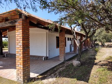 Rancho en Villa de Arriaga 8 ha, cuenta con casa con 2 recamaras con baño, cocina y comedor.