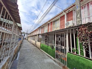 Venta de casa de 2 plantas y 4 dormitorios en Urbanización Beata Mercedes Molina, km 16 Vía a Daule