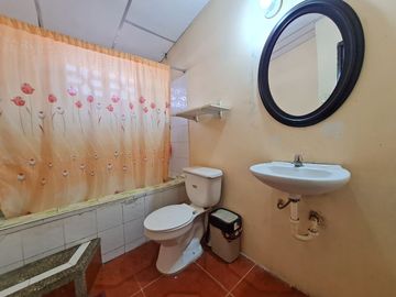 Venta de casa de 2 plantas y 4 dormitorios en Urbanización Beata Mercedes Molina, km 16 Vía a Daule