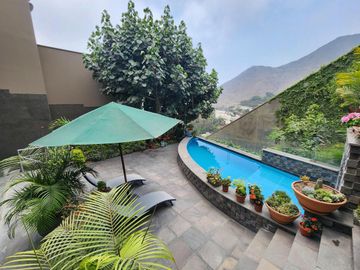 Venta moderna casa en Las Casuarinas Surco