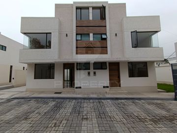 casa moderna nueva 3 dormitorios 2 parqueaderos La Armenia Valle de los Chillos terraza jardín Parque Metropolitano