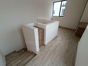 casa moderna nueva 3 dormitorios 2 parqueaderos La Armenia Valle de los Chillos terraza jardín Parque Metropolitano