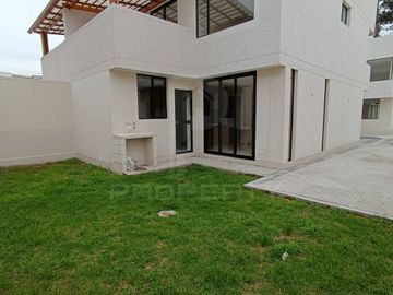 casa moderna nueva 3 dormitorios 2 parqueaderos La Armenia Valle de los Chillos terraza jardín Parque Metropolitano