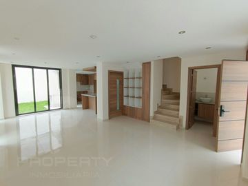 casa moderna nueva 3 dormitorios 2 parqueaderos La Armenia Valle de los Chillos terraza jardín Parque Metropolitano