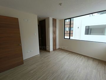 casa moderna nueva 3 dormitorios 2 parqueaderos La Armenia Valle de los Chillos terraza jardín Parque Metropolitano