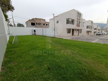 casa moderna nueva 3 dormitorios 2 parqueaderos La Armenia Valle de los Chillos terraza jardín Parque Metropolitano