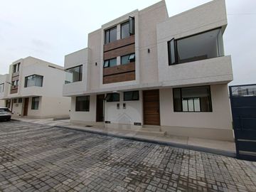 casa moderna nueva 3 dormitorios 2 parqueaderos La Armenia Valle de los Chillos terraza jardín Parque Metropolitano