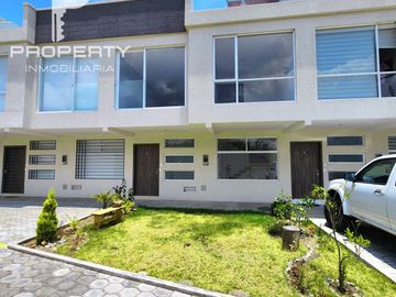 casa 4 dormitorios, 2 parqueaderos, terraza, jardín y patio. Marianitas de Calderón Norte de Quito Llano grande Carapungo Zabala