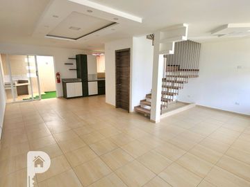 casa 4 dormitorios, 2 parqueaderos, terraza, jardín y patio. Marianitas de Calderón Norte de Quito Llano grande Carapungo Zabala